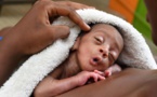 Soins mère-kangourou :  une belle recette pour sauver les bébés prématurés en Côte d’Ivoire.