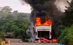 Axe M'Batto - Bongouanou, un car de transport en commun GDF prend feu en pleine circulation