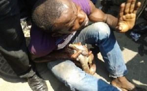 Insolite : Un homme arrêté par un serpent après avoir volé un matelas