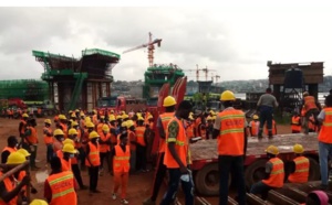 Société :  Les ouvriers du 4e Pont d'Abidjan en colère bloquent tout