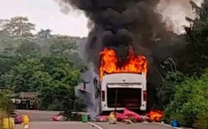 Axe M'Batto - Bongouanou, un car de transport en commun GDF prend feu en pleine circulation