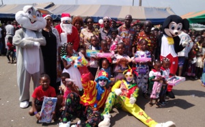 Arbre de Noël/Le maire Gnangni Daniel (Grand-Lahou) visite 3000 enfants des villages  avec des  cadeaux.