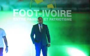 Dr Konadjé met sa plume sur le tapis vert