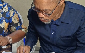 Gnabry Jean Léopold, le journaliste écrivain, lors de la dédicace de " Les talents, à quoi ça sert "