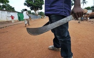 Akoupé/ Combat à mort entre un paysan et un fou.