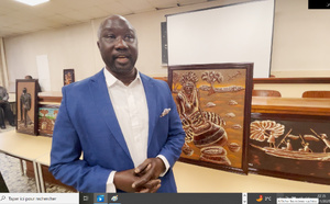 Mouhamadou Khaly Ngom : l’artiste sénégalais qui transforme la poudre de bois en art et porte la vision de Tri’Art International à Paris