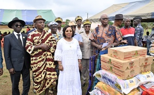 Drame de Liboli : à Grand-Lahou, la Première Dame Dominique Ouattara au chevet des familles endeuillées