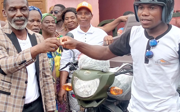 La société Ibagim offre des matériels agricoles, des chaises, un tricycle et finance des permis de conduire aux villageois.