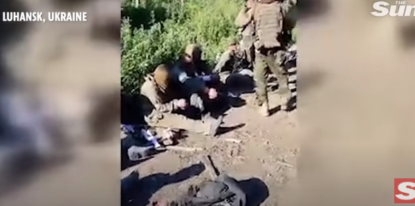 Ukraine : des soldats Russes faits prisonniers filmés les mains liées