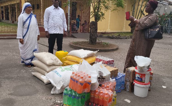 Côte d'Ivoire/ Rdc. L'ambassadeur Metch Silas offre d'importants vivres à un orphelinat en Rdc.