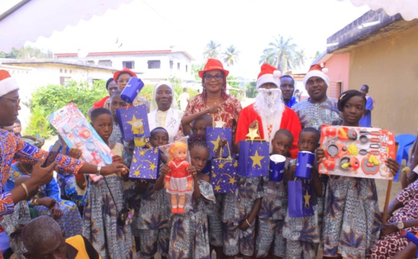 Jacqueville/Le père Noël distribue des kits scolaires et matériels didactiques aux enfants.