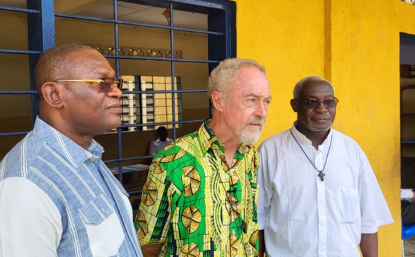 Bienfaisance / L'ambassadeur Metch Silas donne le sourire aux enfants de la rue et orphelins en Rdc