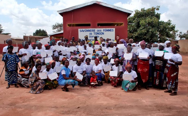 Projets communautaires/La compagnie minière de Tongon offre une unité de fabrique de savon aux femmes