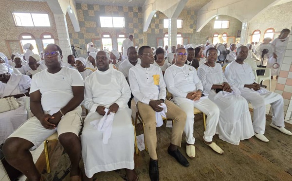 Marée humaine au temple Papa Nouveau de Toukouzou Hozalem/ Des milliers de fidèles prient pour la paix.
