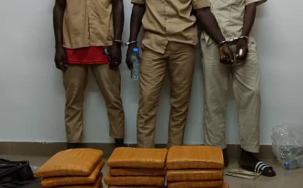 Trois élèves dealers arrêtés / 29 kg de drogue dans leurs cartables à la place des livres.