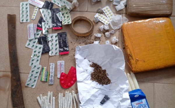 La police débarque dans les fumoirs/ Les dealers prennent la fuite/ Des plaquettes de drogue et de tramadol saisies