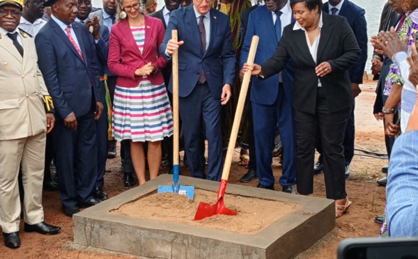 Construction de l'ouvrage de stabilisation du cordon sableux de Lahou-Kpanda/Le premier ministre Beugré Mambé : "Vous serez sauvés"