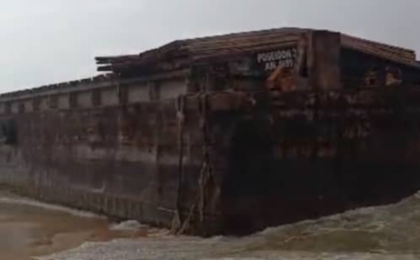 Communiqué de Presse/ Une barge dénommée Posséidon 2 échoue à la plage du village d'Adessé dans le département de Jacqueville