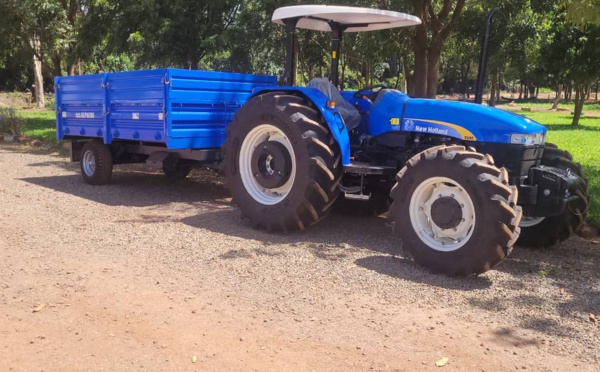 Actions communautaires/ Une compagnie minière offre un tracteur et une résidence de chef et des projets dans plusieurs localités