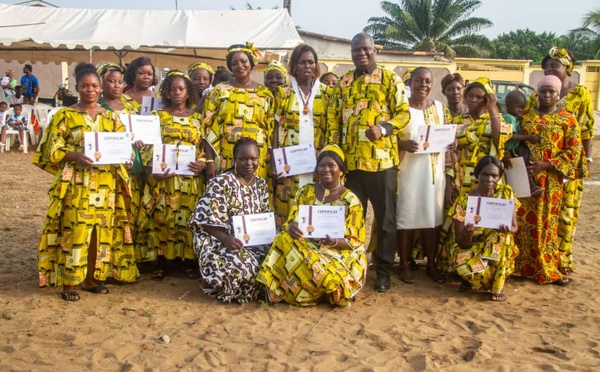 Assini-Mafia/ Le journaliste Joël Nianzou enseigne son engagement pour le développement local et communautaire aux femmes d'Essankro.