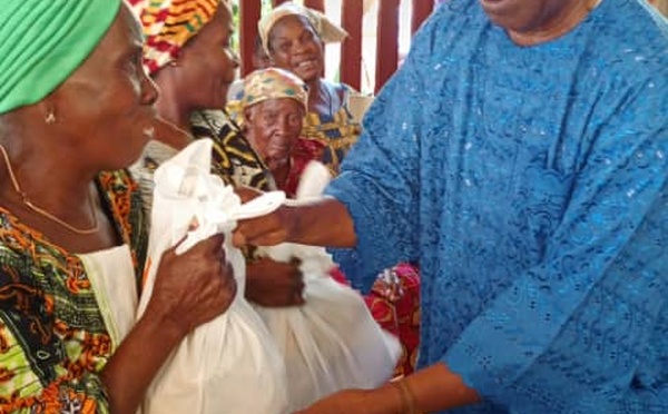 Dabou/ Le ministre gouverneur  du District des Lagunes offre 3500 kits aux veuves et handicapées.