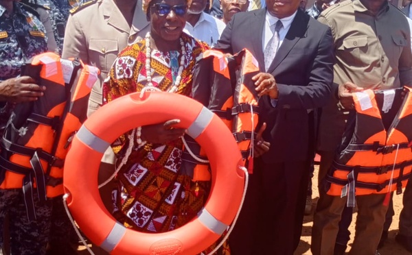 Dabou/ Tragédie de Tiaha/ Le ministre Serey Doh remet un important lot de matériels de sauvetage aux populations