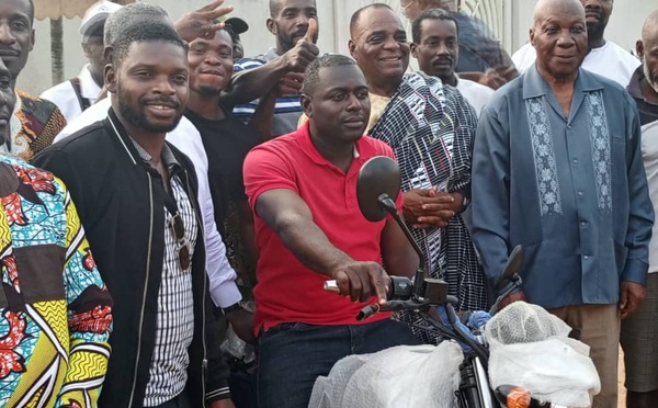 Dabou/Présidentielle 2025/ Le ministre gouverneur Vincent Lohoues remet une moto à la jeunesse communale  Rhdp