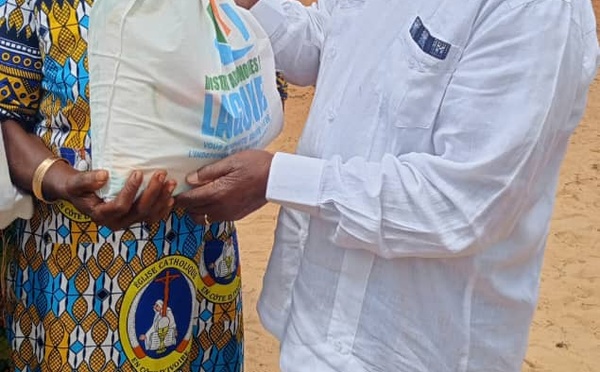 Dabou/ Célébration des 65 ans de l'indépendance/ Le ministre gouverneur offre 950 kits alimentaires aux femmes.
