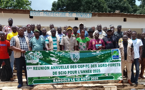Légende photo : des paysans de la forêt classée de Scio posant aux côtés des agents de la SODEFOR et du sous-préfet de Kahen-Zarabaon, à l’issue de la rencontre.