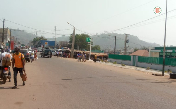 Man/Les chauffeurs de  taxis s'opposent aux contrôles routiers et paralysent la ville.
