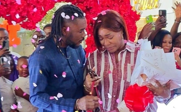 Serey Dié se met à genoux à l'aéroport FHB : la demande en mariage qui fait fondre tout Abidjan