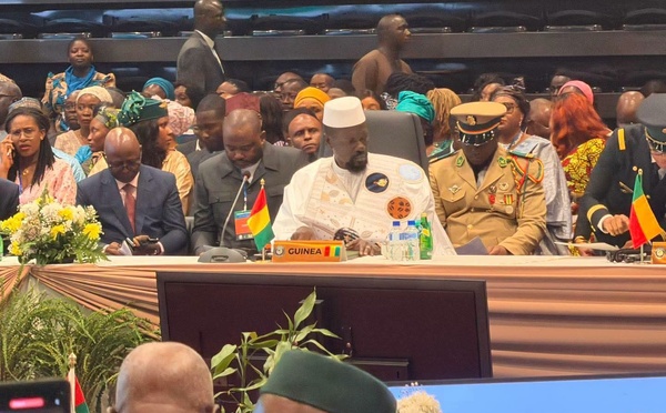 À Freetown, le président guinéen Mamadi Doumbouya plaide pour la fin des sanctions systématiques de la CEDEAO