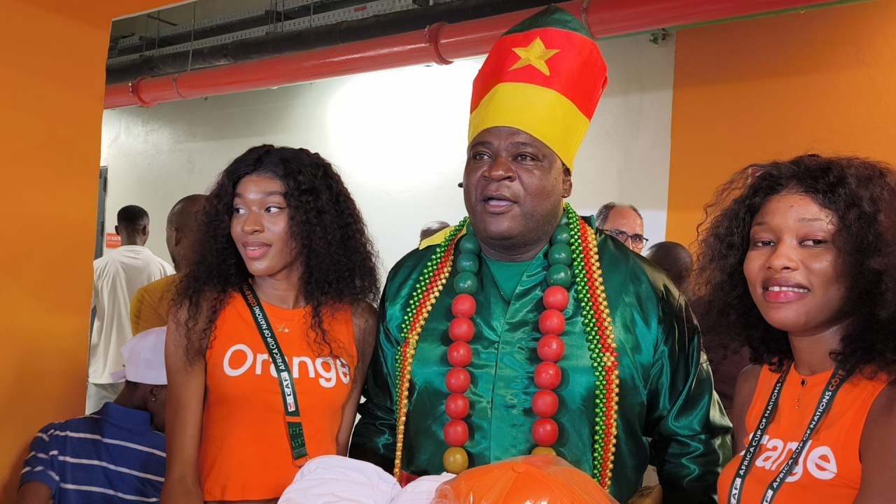 Stade FHB 28 janv_hotesses et supporteur guinee Stade FHB 28 janv_hotesses et supporteur guinee